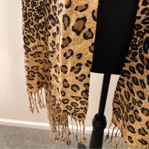 🔥 Leopard Print Fringe Scarf - Picture 4 of 6